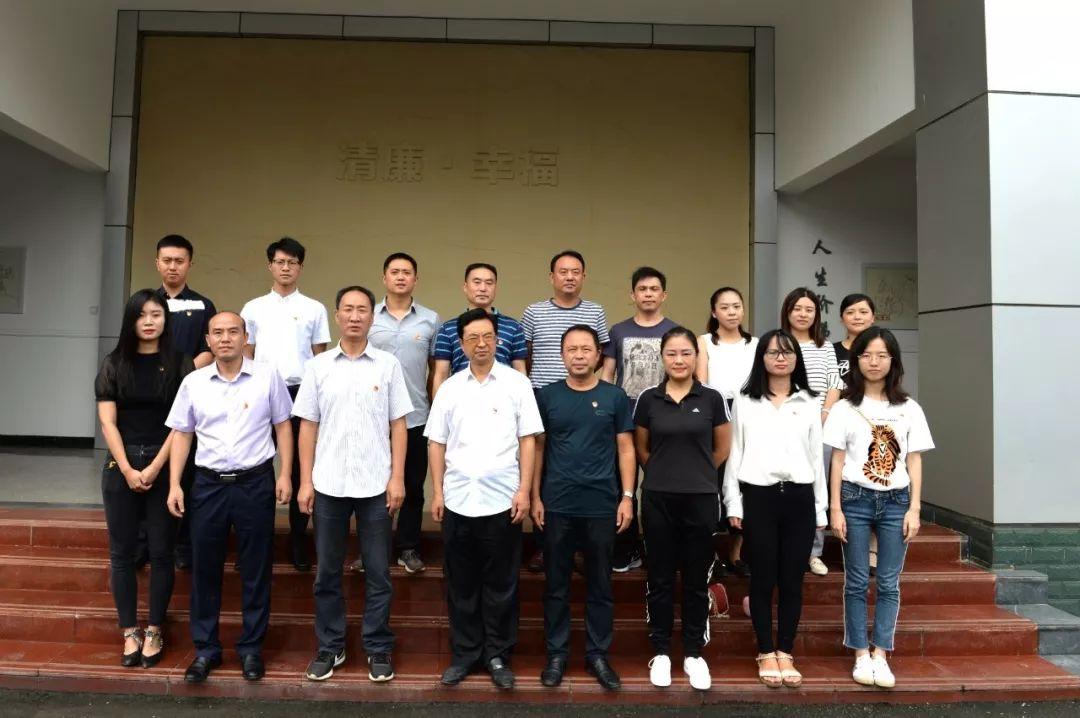 足球网简笔画，绘制球场上的隐形防线