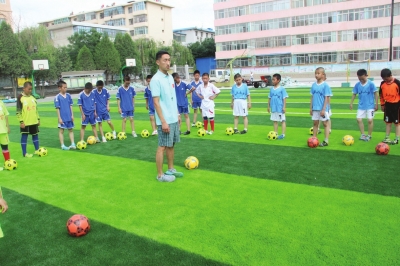 小学足球基本功训练，奠基未来足球明星的基石