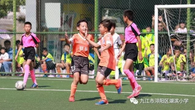 足球赛场上的激情与梦想，一张图片的深度解读