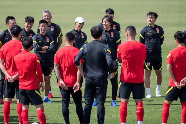 足球比赛常用阵型全解析，从4-4-2到3-5-2，每一种阵型背后的战术智慧