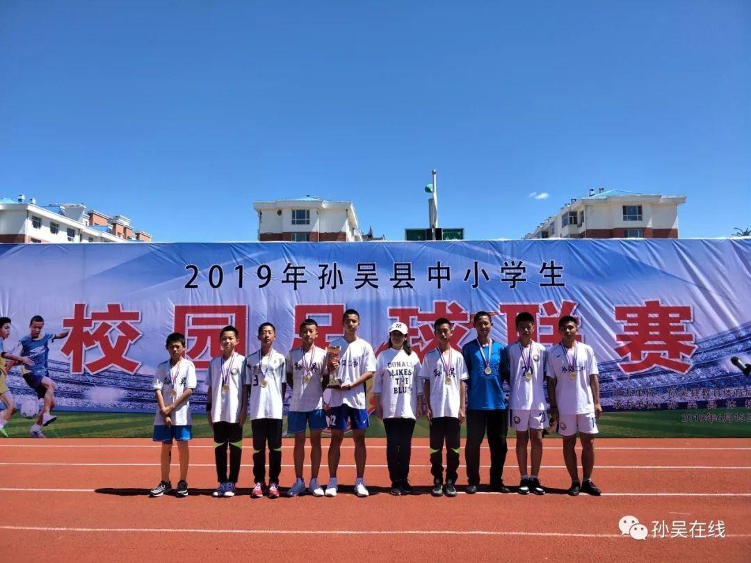 踢足球的魅力，一张图片背后的故事