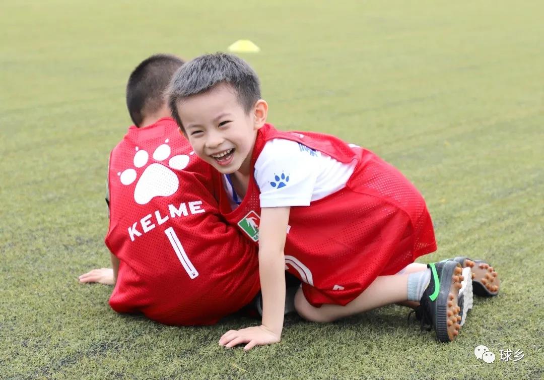 小孩踢足球的欢乐瞬间，一笔一划勾勒出的纯真与激情