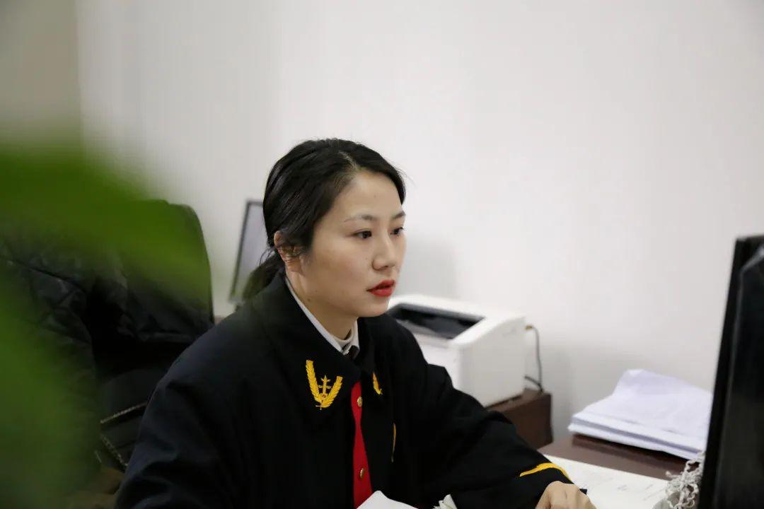 踢足球，一项全球性的激情与团队精神