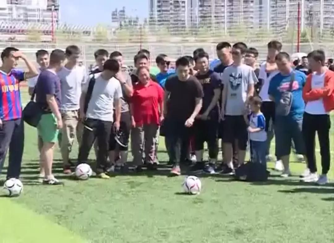 踢足球，一项充满激情与团队合作的运动