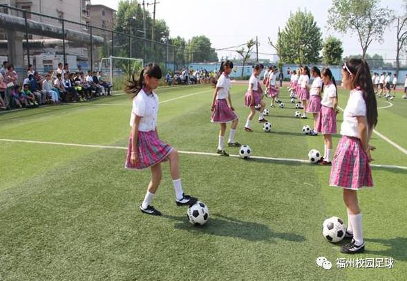 拼音乐园，小男孩踢足球的欢乐时光