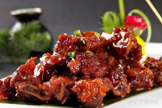 家庭美食，红烧排骨炖土豆的完美制作指南