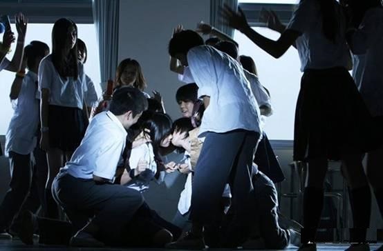 女孩遭4人围攻，无辜耳光之痛，社会正义与个人勇气的呼唤